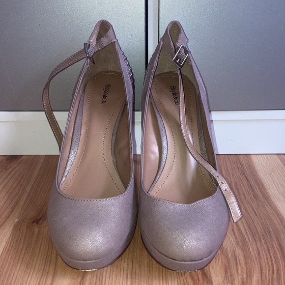 STYLE & Co Lylla Ankle Strap Platform Heel - Picture 2 of 4